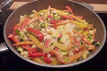 Paprika - Zucchinigemüse mit Speck und Schmand
