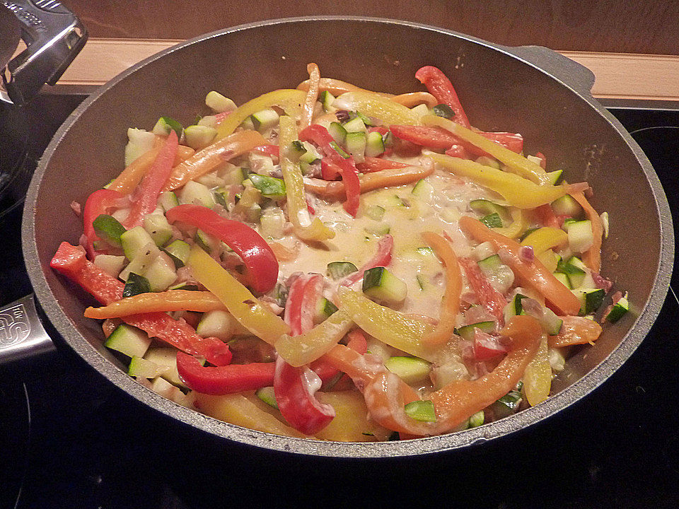 Paprika - Zucchinigemüse mit Speck und Schmand von Marams | Chefkoch