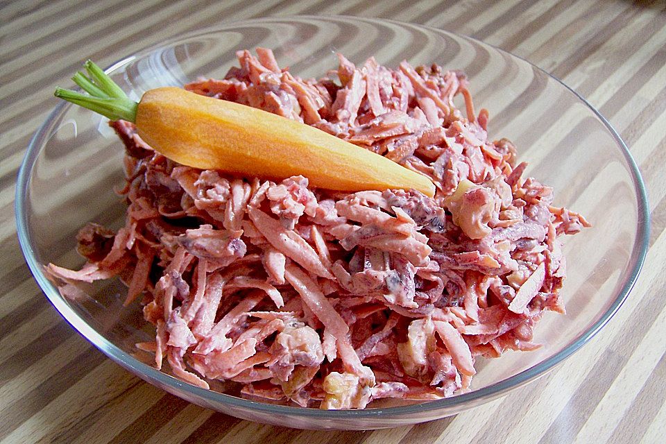 Rote Bete - Salat mit Karotten und Walnüssen