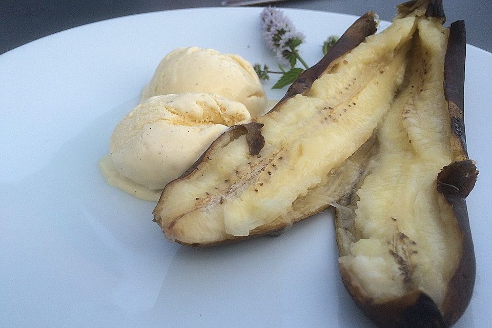 Gegrillte Bananen mit Vanilleeis