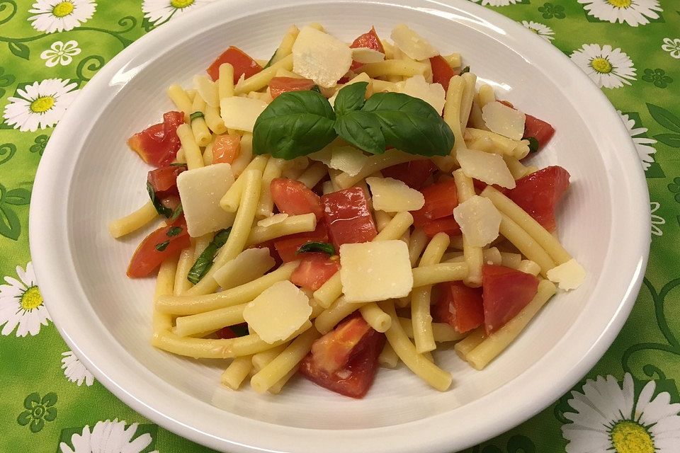 Nudelsalat mit Tomaten, Knoblauch, Basilikum und frischem Parmesan