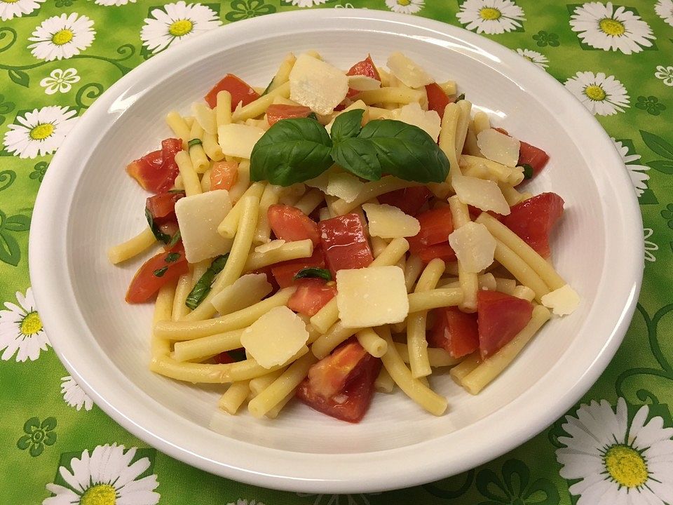 Nudelsalat mit Tomaten, Knoblauch, Basilikum und frischem Parmesan von