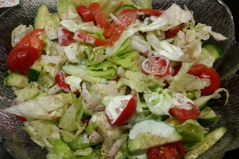 Salatsoße bzw. Dressing für verschiedene Salatsorten (Gurke, Eisbergsalat usw.)