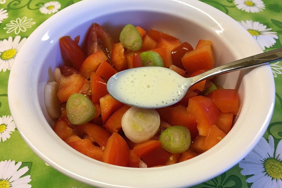 Salatsoße bzw. Dressing für verschiedene Salatsorten (Gurke, Eisbergsalat usw.)