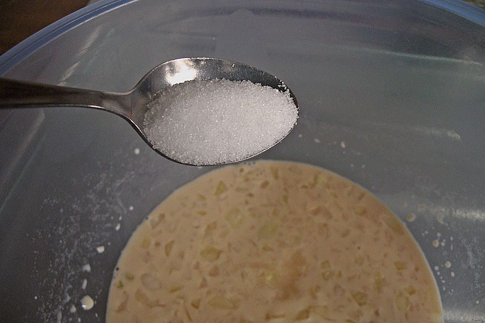 Salatsoße bzw. Dressing für verschiedene Salatsorten (Gurke, Eisbergsalat usw.)