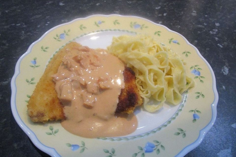 Wiener Schnitzel mit Tagliatelle und Schinken - Sahnesoße