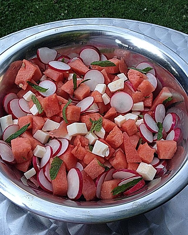 Wassermelonensalat mit Minze und Ziegenkäse