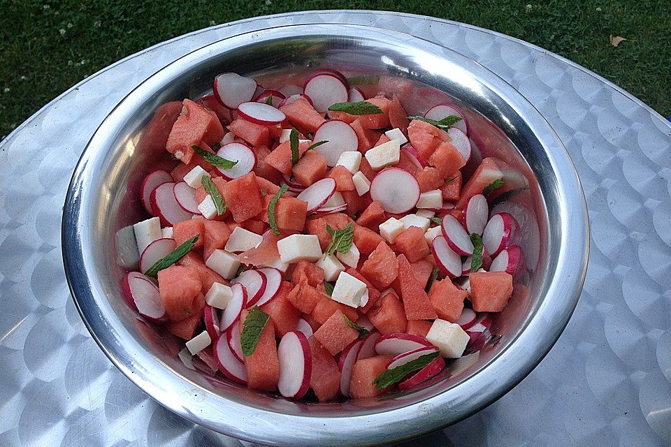 Wassermelonensalat mit Minze und Ziegenkäse