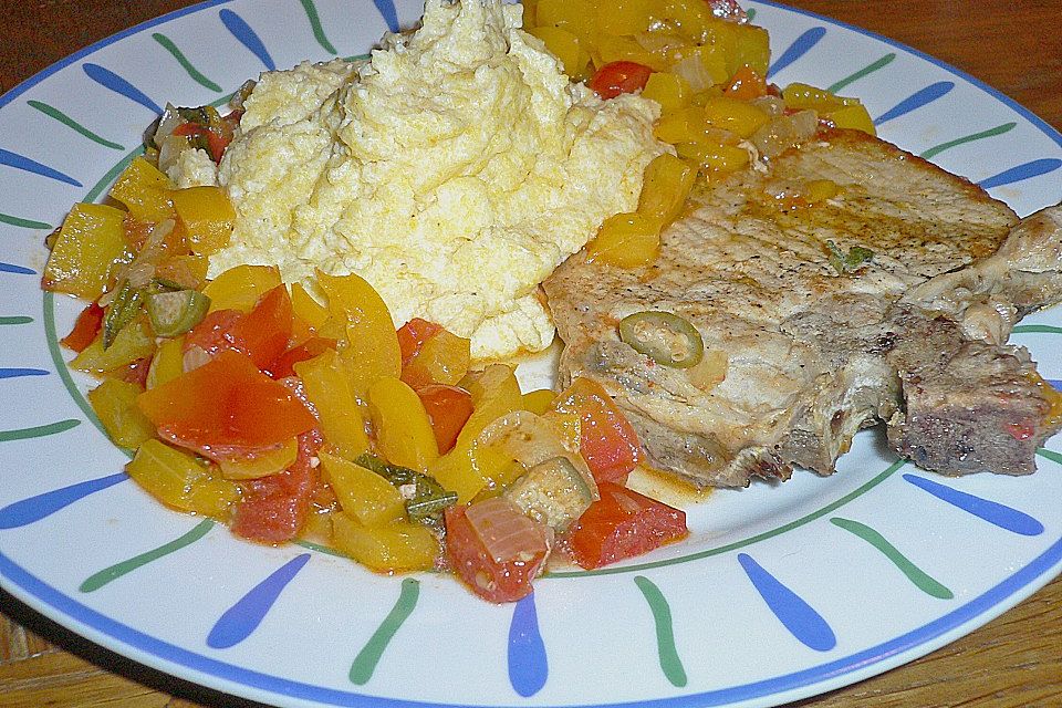 Geschmorte Koteletts alla pizzaiola mit Polenta Geschmorte Koteletts alla pizzaiola mit Polenta