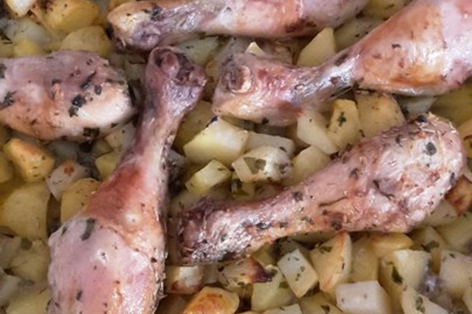 Huhn mit Kartoffeln aus dem Ofen