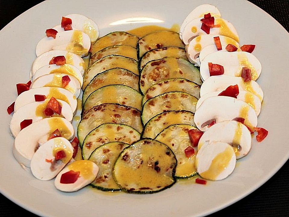 Zucchini - Carpaccio mit Champignonsalat von mönggeli| Chefkoch