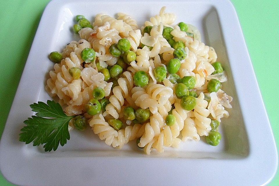 Spirelli mit Erbsen, Mandelblättchen und Ziegenfrischkäse