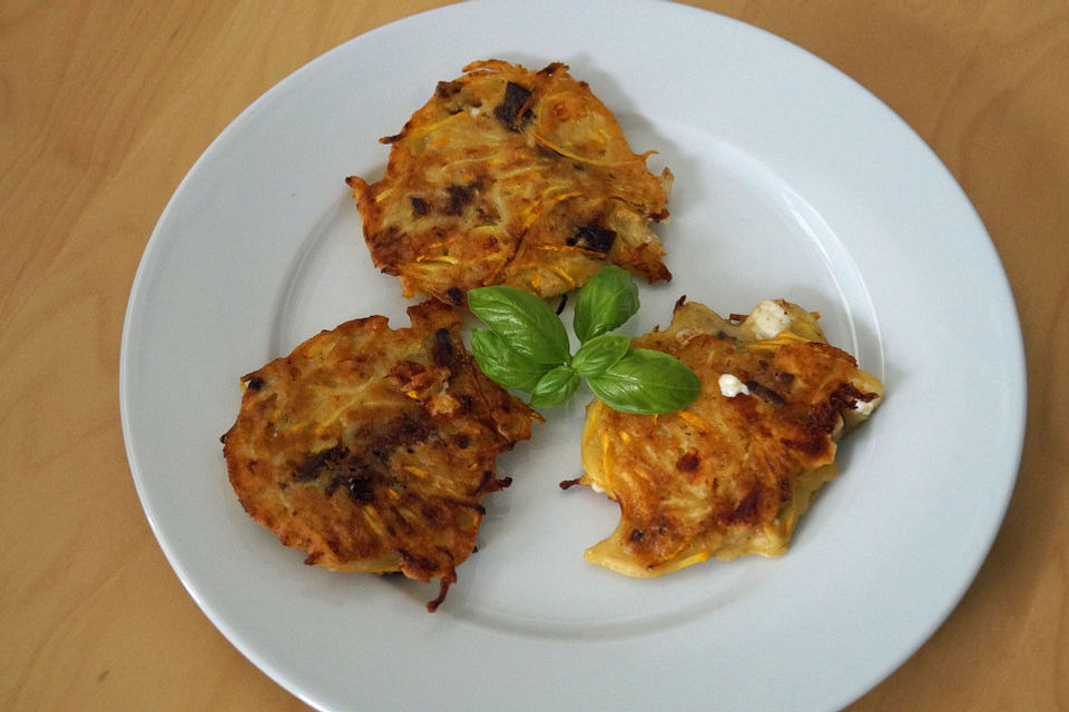 Zucchettiküchlein mit Steinpilzen und Feta