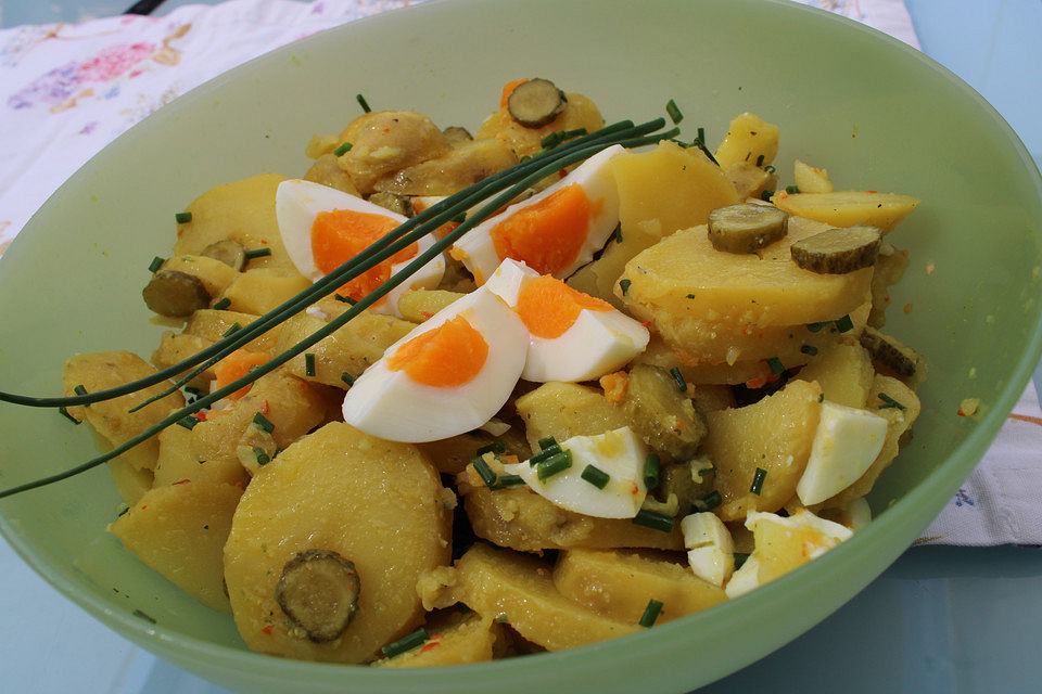 Leichter Kartoffelsalat mit Kräutern, Ei und Gurke