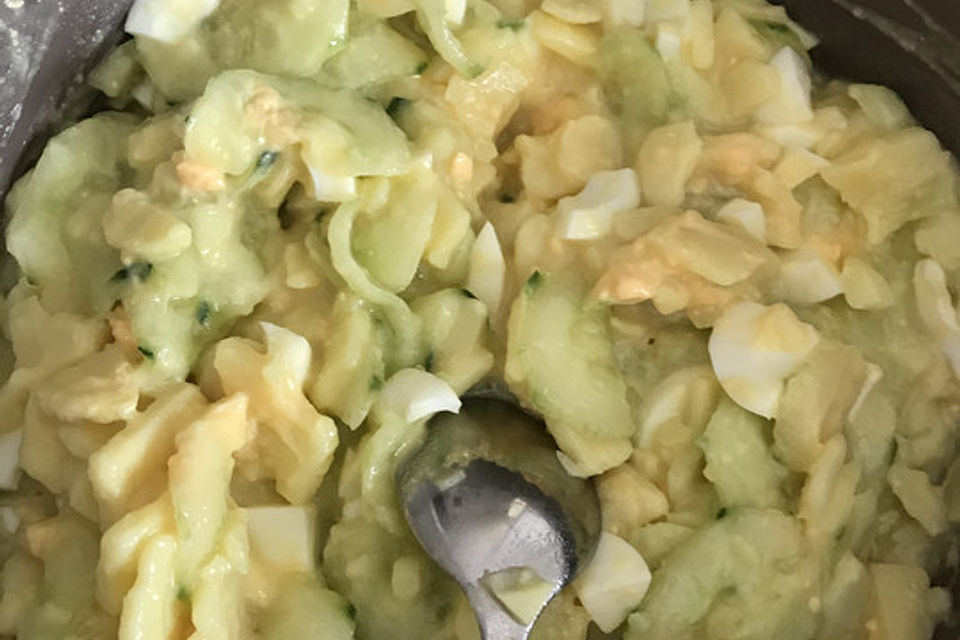 Leichter Kartoffelsalat mit Kräutern, Ei und Gurke