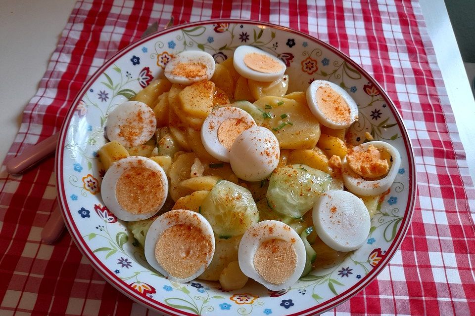 Leichter Kartoffelsalat mit Kräutern, Ei und Gurke