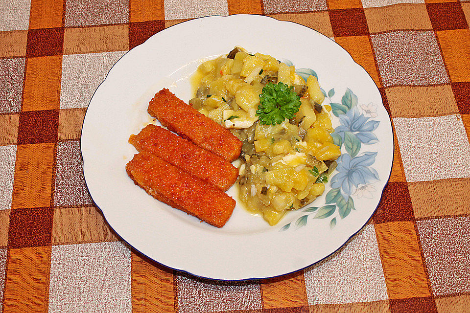 Leichter Kartoffelsalat mit Kräutern, Ei und Gurke