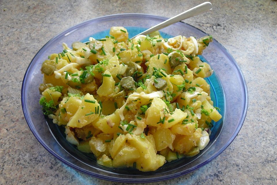 Leichter Kartoffelsalat mit Kräutern, Ei und Gurke