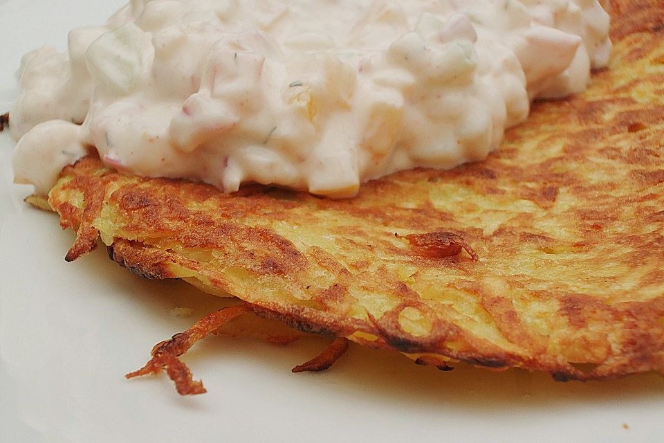 Selbstgemachte Kartoffelrösti mit Paprikaquark