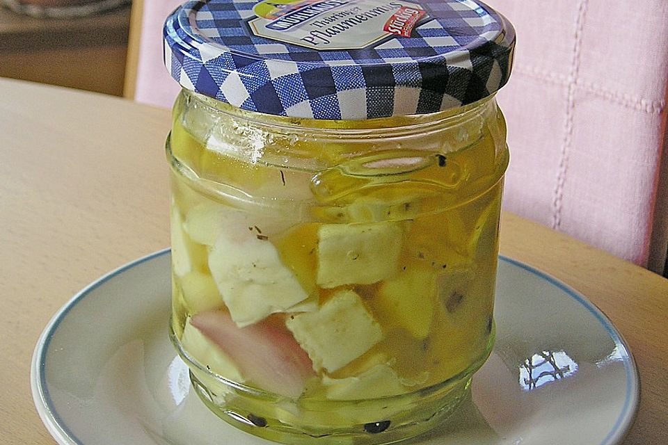 Eingelegter Käse mit Knoblauch und Basilikum