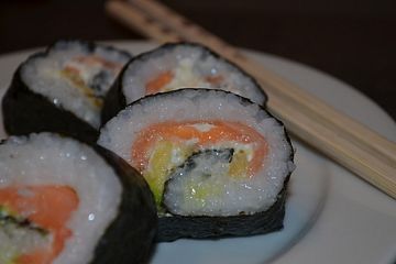 Futomaki, Sushi mit geräuchertem Lachs und Frischkäse
