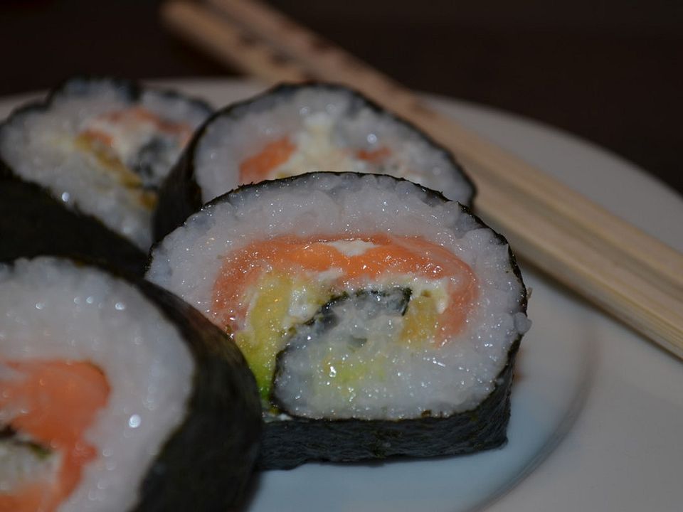 Futomaki, Sushi mit geräuchertem Lachs und Frischkäse von macneef| Chefkoch