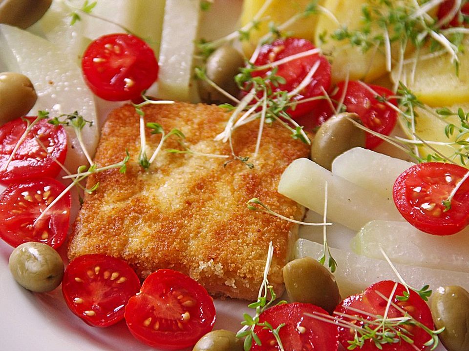 Tofuschnitzel mit Kartoffeln, Kohlrabi, Oliven und Tomaten