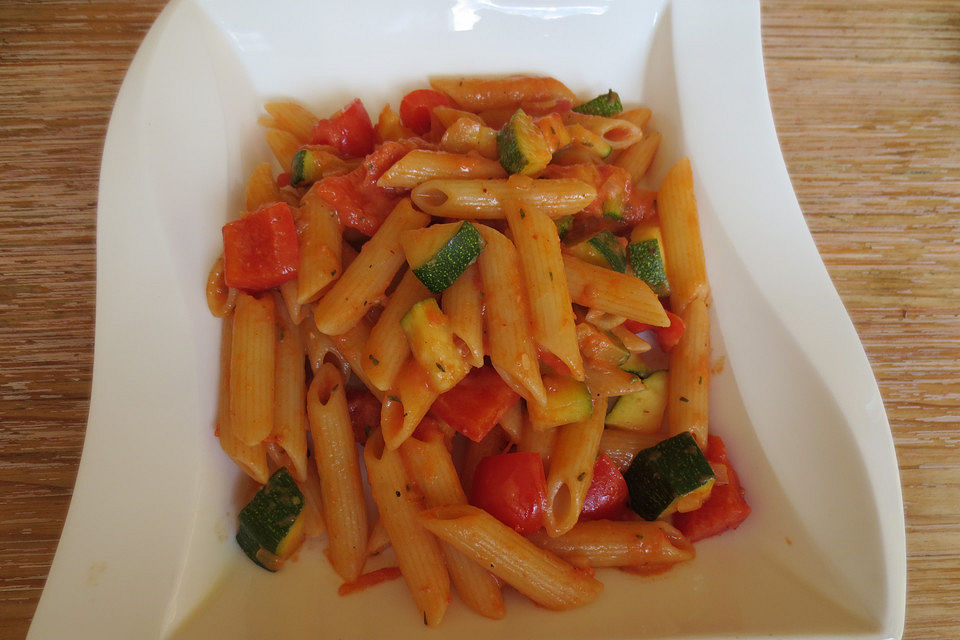 Vollkornpenne mit  Tomaten - Paprika - Zucchini - Soße