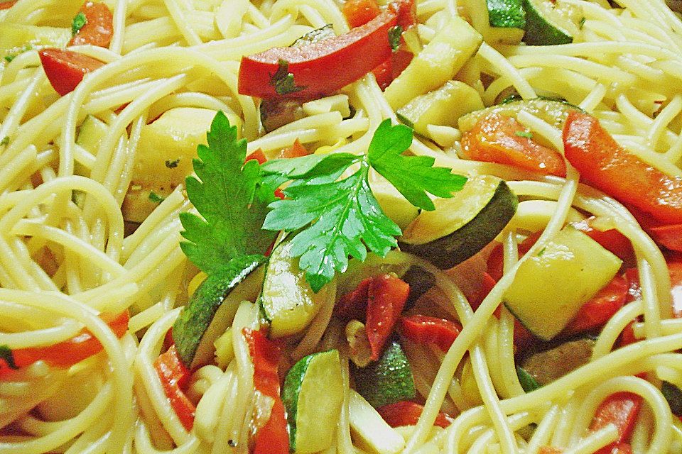 Spaghetti mit Sojasauce, Zucchini, Paprika, Spinat und Pilzen