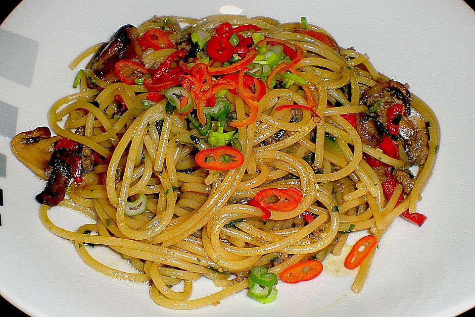 Spaghetti mit Sojasauce, Zucchini, Paprika, Spinat und Pilzen