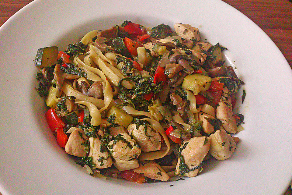 Spaghetti mit Sojasauce, Zucchini, Paprika, Spinat und Pilzen