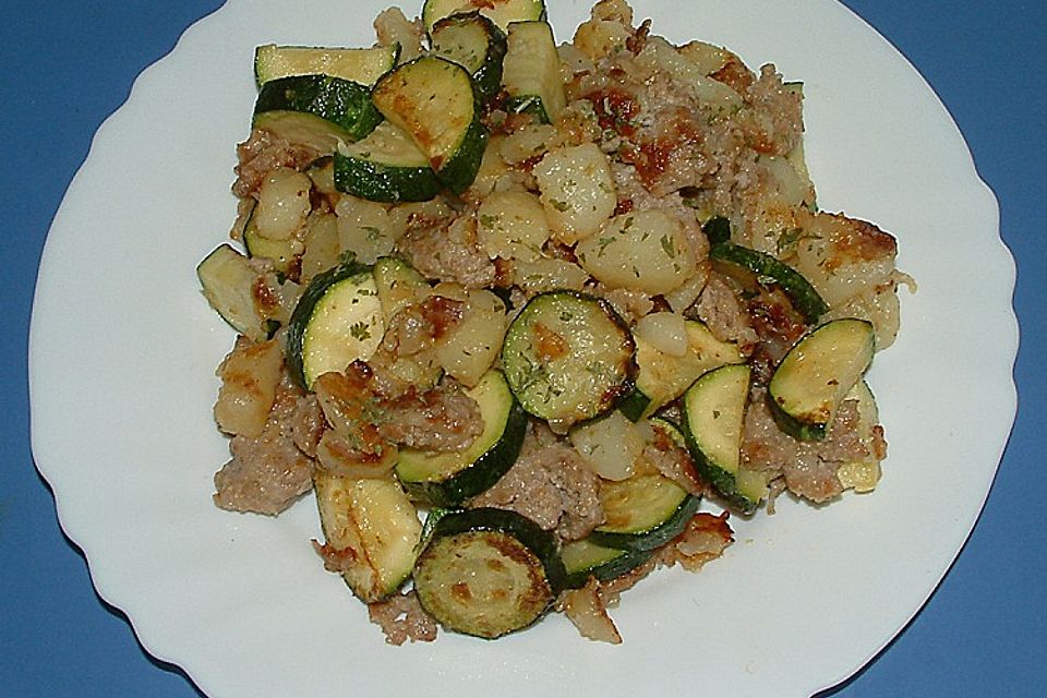 Bratkartoffeln mit Hackfleisch und Zucchini