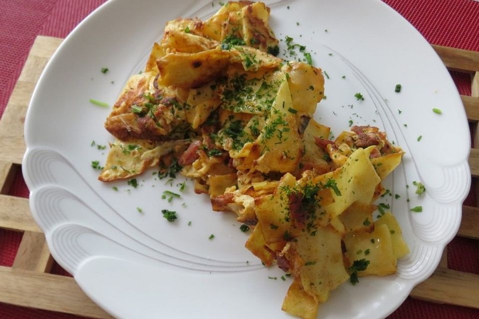 Schinkennudeln mit Ei, Zwiebel und Käse