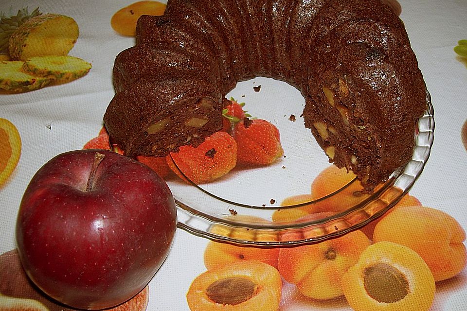 Gewürzkuchen mit Walnüssen und Apfel