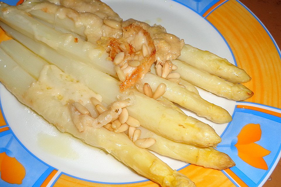 Weißer Spargel mit Pinienkernen und Parmesan überbacken