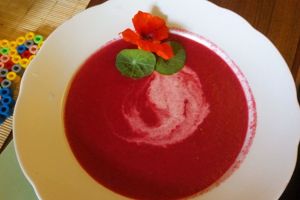 Rote Bete Suppe mit Meerrettich