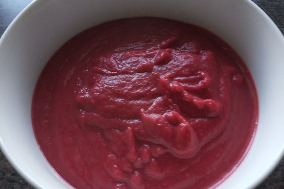 Rote Bete Suppe mit Meerrettich