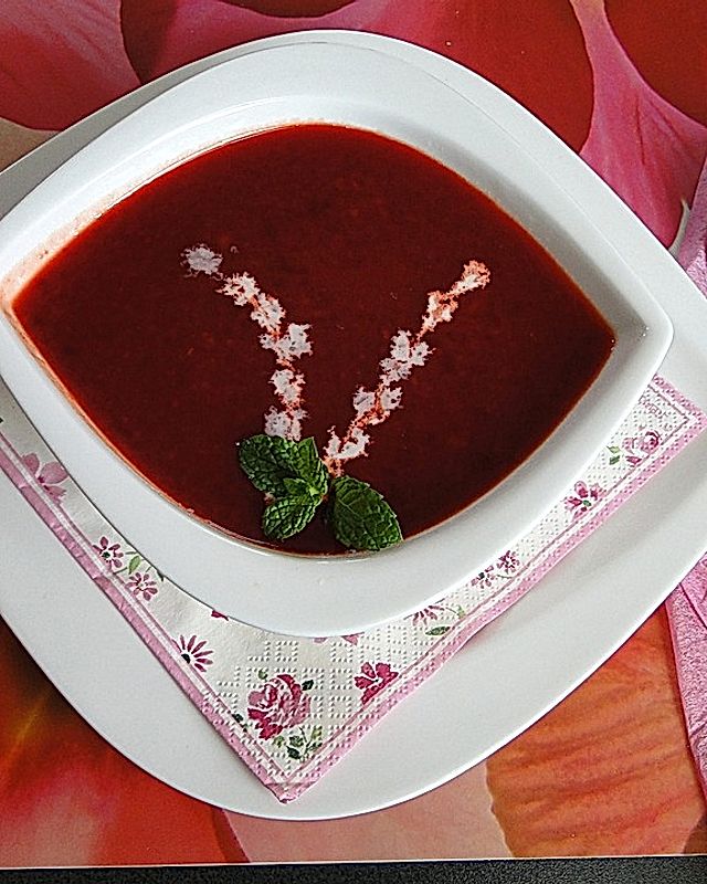 Rote Bete Suppe mit Meerrettich