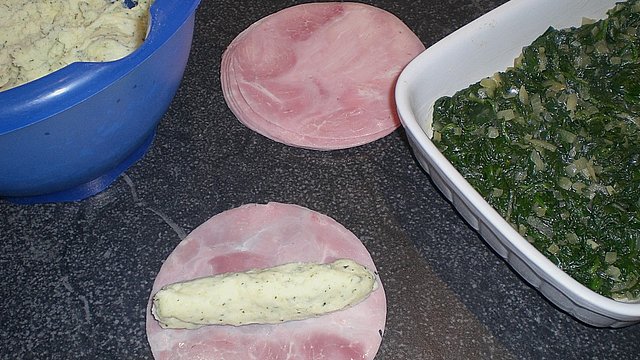 Schinkenröllchen auf Blattspinat von aalleexx Schinkenröllchen auf Blattspinat von aalleexx
