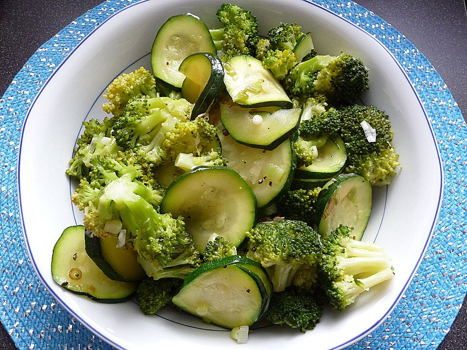 Brokkoli - Zucchini - Salat von sabrini11| Chefkoch