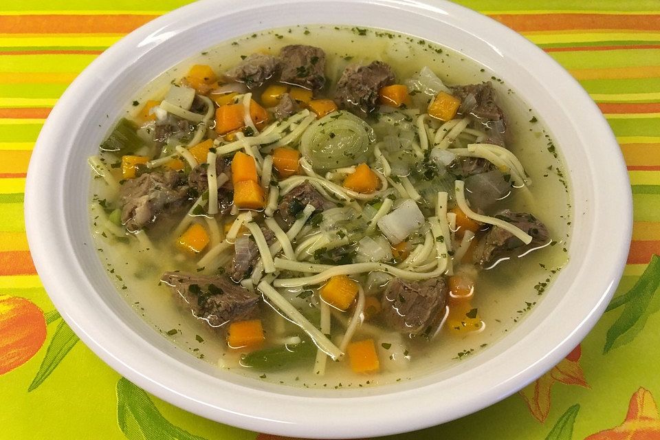 Rindfleischsuppe mit Nudeln und Gemüse