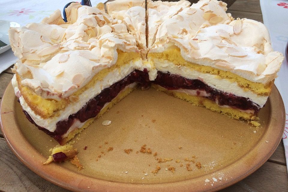 Schneemoussetorte mit Rhabarber