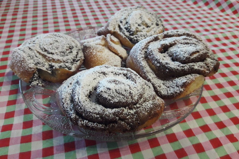 Hefeschnecken mit Marzipan - Aprikosen - Füllung