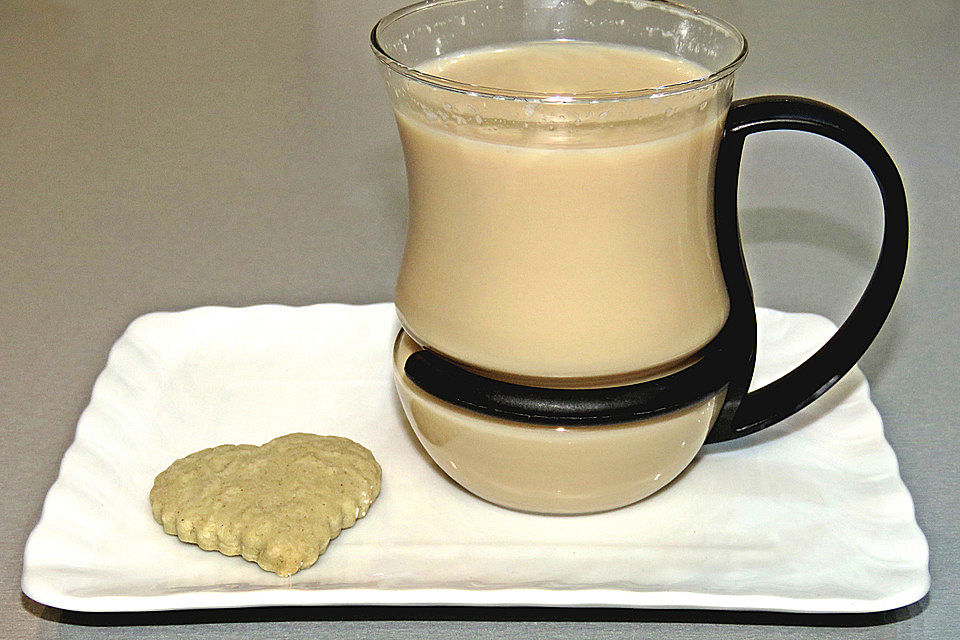 Schwarzer Tee mit Ingwer und Milch