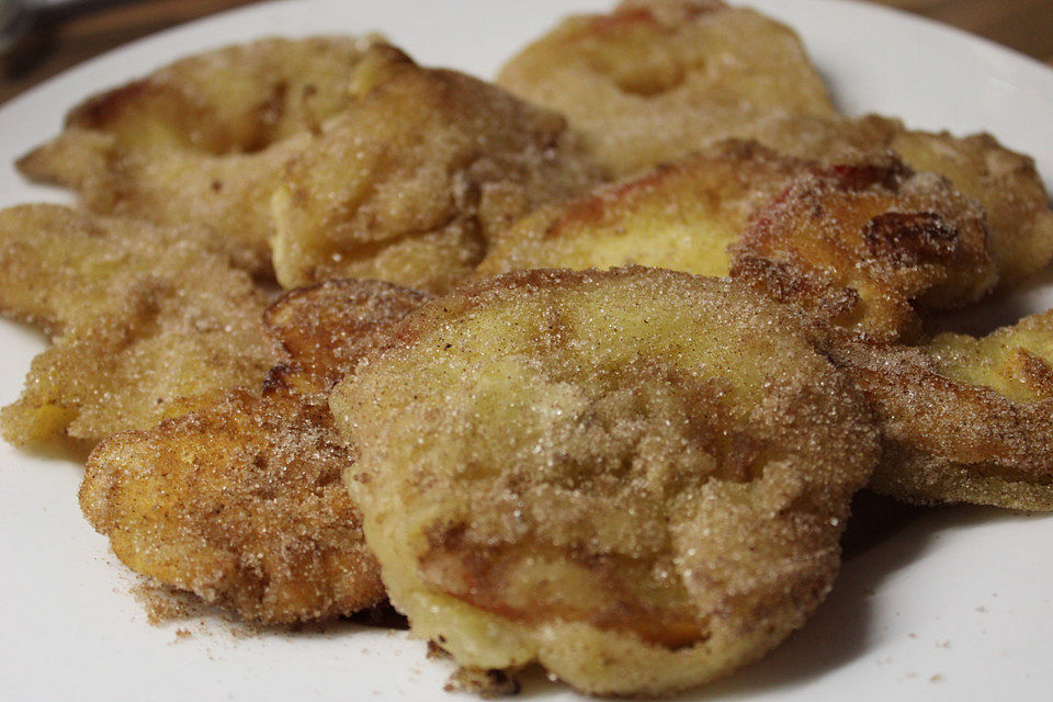 Apfel in Bierteig mit Zimtsoße