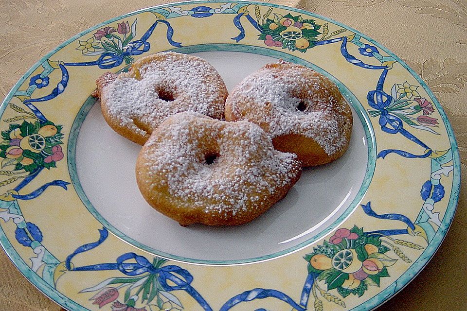 Apfel in Bierteig mit Zimtsoße