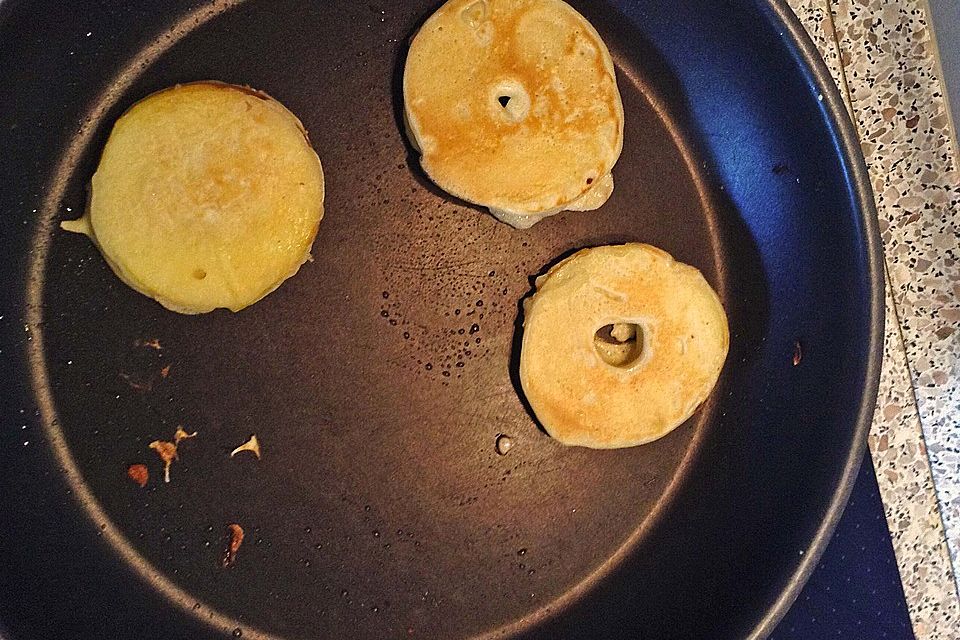 Apfel in Bierteig mit Zimtsoße