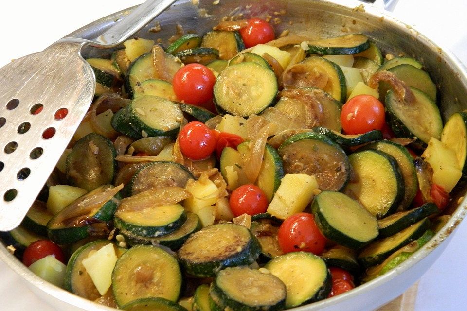 Zucchini - Gemüse mit Kartoffeln und Tomaten