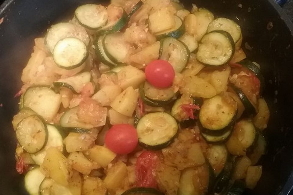 Zucchini - Gemüse mit Kartoffeln und Tomaten