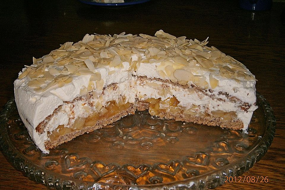 Köstliche Apfel - Nuss - Sahnetorte